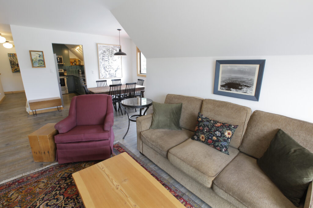 Raven Lady Suite 202 – Located in Ucluelet - StayTofino.com